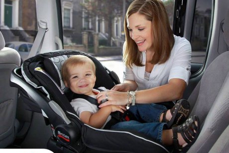 Părinții primesc acum consiliere pentru instalarea scaunului auto pentru copil