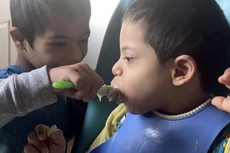 Un erou adevărat: băiețelul cu sindromul Down care are grijă de cei trei frați ai săi invalizi