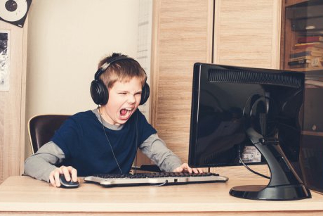 Un copil lipsește 2 ani de la școală din cauza dependenței cronice de jocuri virtuale, iar părinții nu știu ce să mai facă