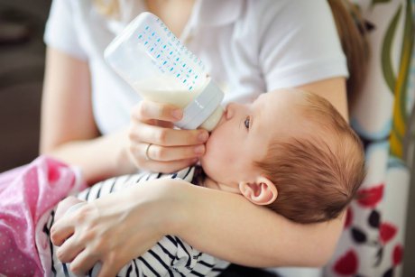O bonă vinovată pentru uciderea unui fetițe de 8 luni: a forțat-o să bea 300 ml de lapte în 30 de secunde