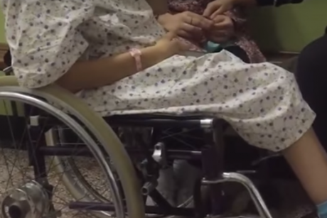 O adolescentă de 13 ani din Târgoviște, imobilizată în scaun cu rotile, a devenit mamă. Cine este tatăl