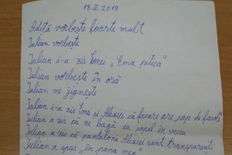 O învățătoare a pus o elevă să raporteze fiecare mișcare a unui coleg cu cerințe educative speciale