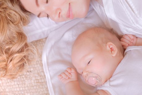 Un studiu dezvăluie până la ce vârstă trebuie să doarmă bebelușii cu mamele lor