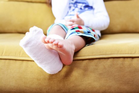 Un copil cu fractură la picior este trimis acasă pe calmante de către medicii de la spitalul din Ploiești