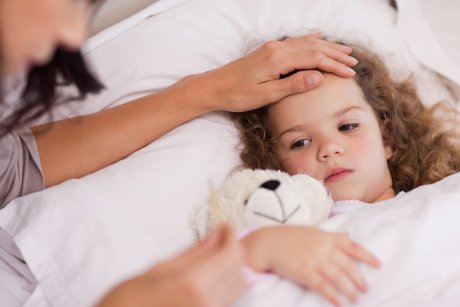 Cum scădem febra copilului acasă? Când mergem la spital?