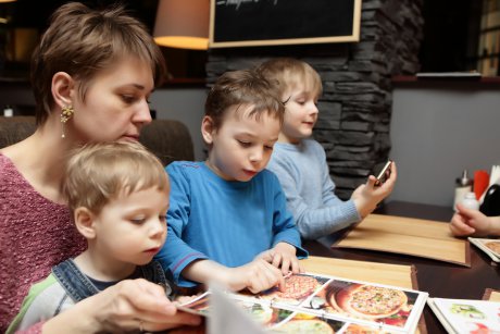 Un restaurant oferă reduceri părinților care au copii cuminți