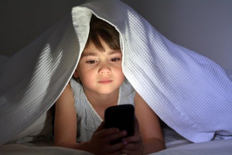 Părinți, nu lăsați copiii să doarmă cu telefoanele în cameră, spun specialiștii