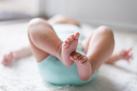Un bebeluș s-a născut cu propriul geamăn crescându-i în abdomen