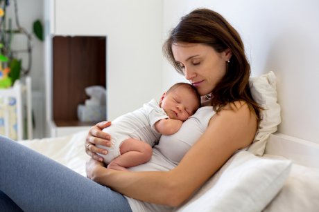Este sigur ca bebelușul să doarmă pe pieptul mamei?