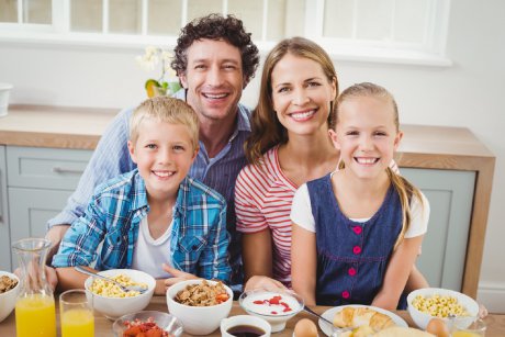 Micul dejun în familie poate să ajute copilul în a-și crește imaginea de sine