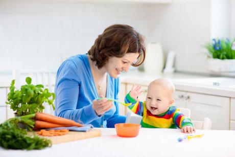 Trucuri inedite: cum transformi masa bebelușului într-o activitate relaxantă și pentru tine