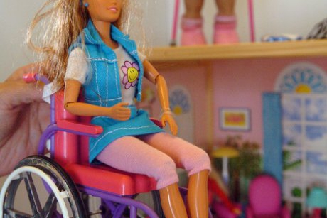 Acum există păpuși Barbie cu dizabilități și în scaun cu rotile