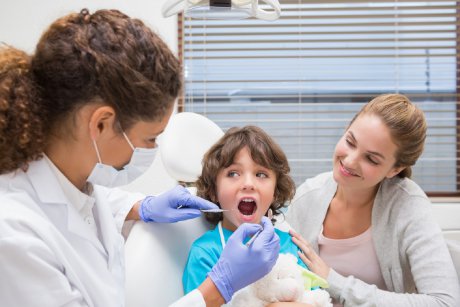 7 semne că trebuie să te duci cu copilul la dentist