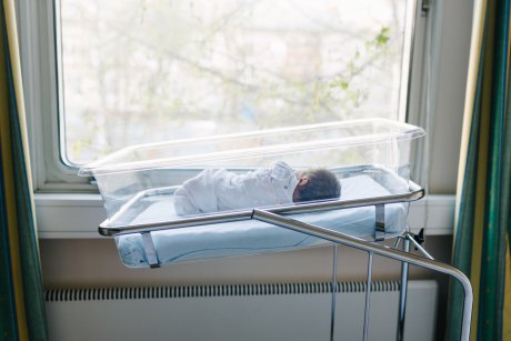 Dezvăluiri cutremurătoare făcute de o asistentă: a schimbat 5.000 de bebeluși la naștere
