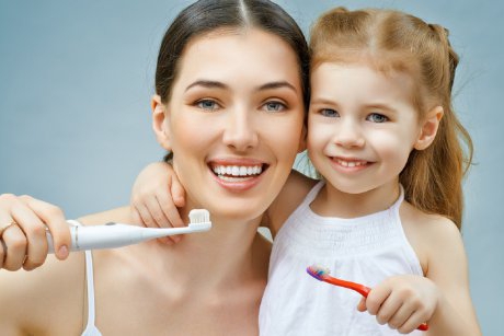 9 greșeli pe care le faci atunci când îți înveți copilul să se spele pe dinți