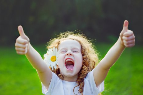 5 emoții pozitive care trebuie să facă parte zilnic din viața copilului tău