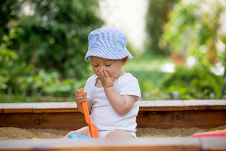 Ce se poate întâmpla când copilul mănâncă nisip de la locul de joacă