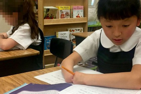 Impresionant! Un copil fără mâini câștigă un concurs național de caligrafie