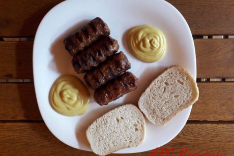 APC: Românii au mâncat de 1 Mai mititei ce conțin carmin, muștar cu gumă xantan și pâine cu zahăr și aditivi