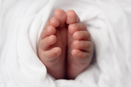 Acuzată de crimă: o adolescentă din Olt a născut și a ascuns bebelușul după dulap în dormitor