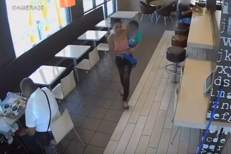 VIDEO: O femeie filmată răpind un copil dintr-un restaurant fast-food 