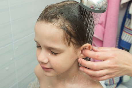 3 complicații care pot să apară dacă îi intră apă în urechi copilului