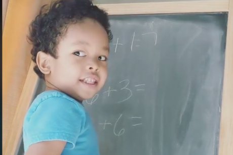 La 3 ani, acest copil rezolvă ecuații și bate adulții la șah. Cum a căpătat „superputerile”
