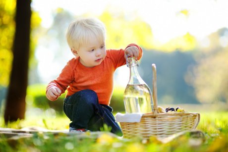 Dezvoltarea copilului: ce se întâmplă dacă nu bea suficientă apă
