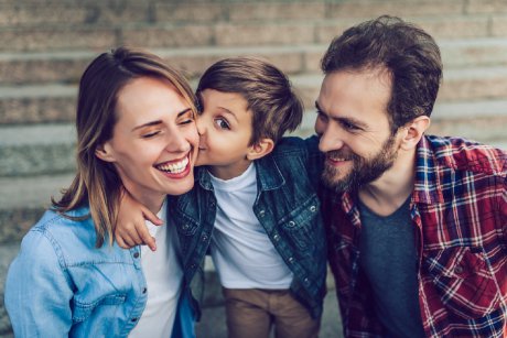 Cercetătorii au decis: tații sunt mai fericiți decât mamele