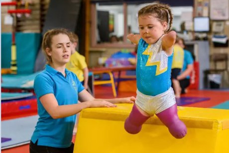 Asta da lecție de viață! Această fetiță a devenit gimnastă după ce și-a pierdut toate membrele