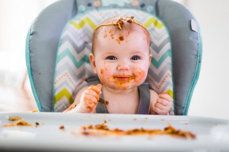 Este mai bine să începem diversificarea alimentației bebelușului la 7 luni?