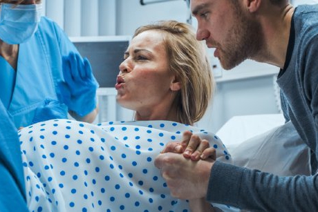 Sfatul medicilor: Nu mai țipați la naștere!