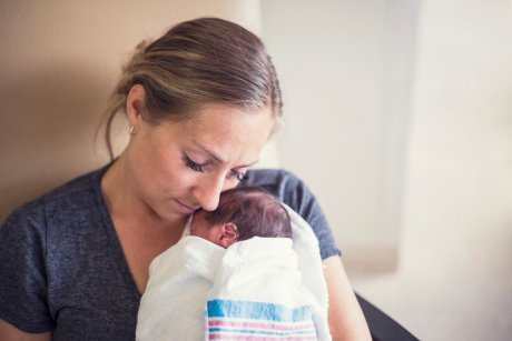 Un bebeluș a paralizat imediat după naștere. Părinții acuză medicii de la maternitatea privată