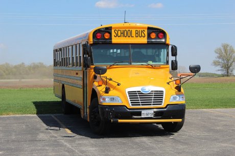 Un băiețel a fost găsit mort după ce a fost uitat în autobuzul școlii o zi întreagă