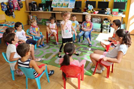 Salvați Copiii deschide grădinițele estivale pentru copiii din medii defavorizate Rata de părăsire timpurie a școlii este de peste trei ori mai mare în rândul copiilor romi
