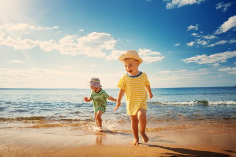 De ce este mai bine pentru copil să facă baie în mare și nu în piscină. Ce spune medicul