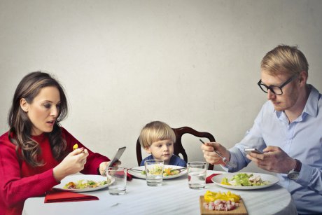 În sfârșit s-a demonstrat! Telefoanele chiar pot distruge relația dintre părinte și copil