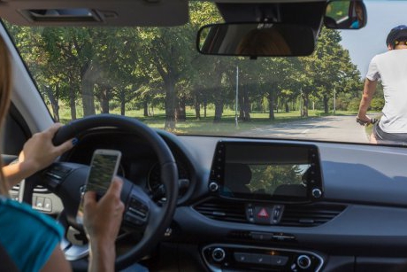 Dacă ai telefonul în mână când ești la volan, rămâi fără permis! O nouă lege în codul rutier