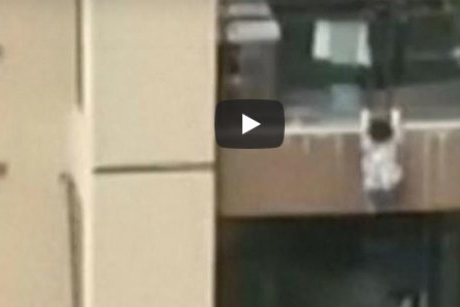 VIDEO: momentul când un copil de 3 ani cade la etajul 6 și este salvat