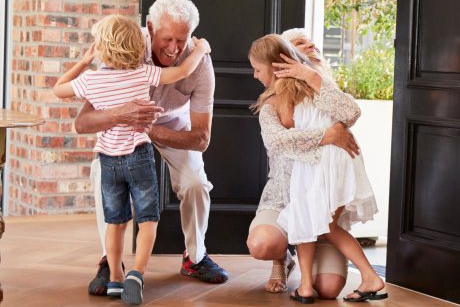 Expert în parenting: bunicii ar trebui să ceară acordul nepoților înainte de a-i îmbrățișa