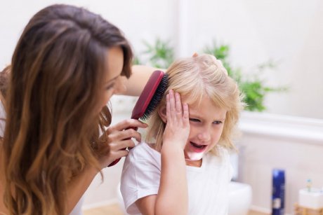 Când și de ce începi să folosești produse de styling pentru părul copilului?