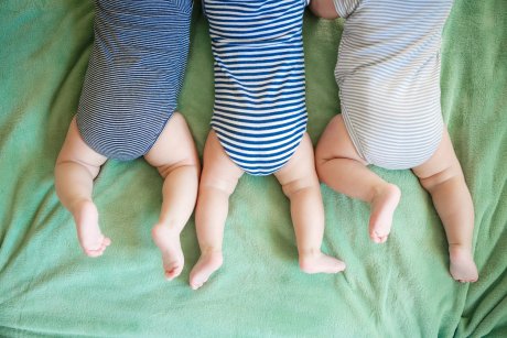 O femeie a crezut că are pietre la rinichi, dar a născut tripleți