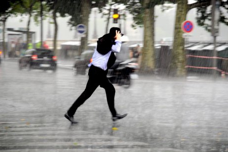 ALERTĂ METEO! Cod galben de furtuni în 17 județe, azi, începând cu ora 13.00