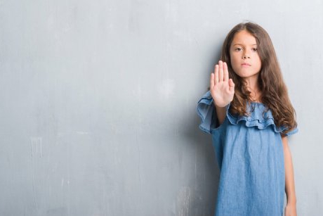 O fetiță de 10 ani a scăpat de răpitorul ei cu o singură întrebare. Iată o lecție pentru toți părinții!