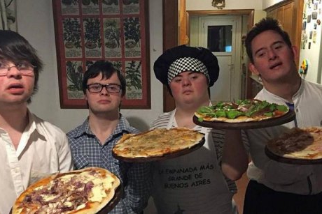 Cea mai emoționantă lecție de viață: 4 prieteni cu sindrom Down și-au deschis o pizzerie