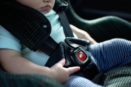 Scaunul auto pune în pericol viața bebelușilor! Un studiu avertizează părinții!