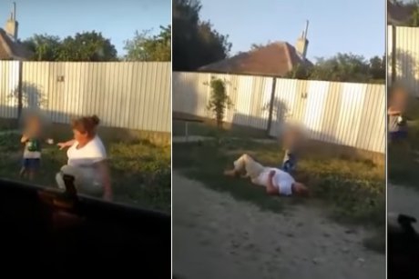 VIDEO: Momentul șocant când o mamă beată cade în șanț. Ce face copilul ei de câțiva anișori