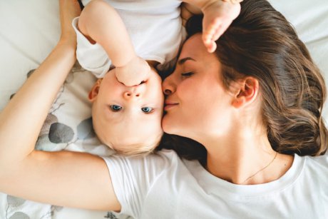 Fotografia care a uimit Internetul: primul RMN al unei mame care își sărută copilul