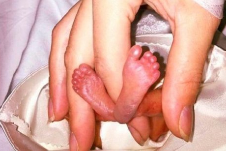 Medicii i-au lăsat bebelușa să moară pentru că a născut prematur, înainte de limita legală de avort