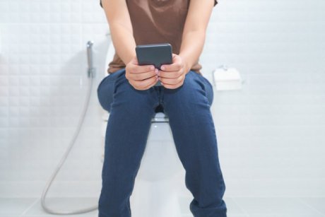 Boala gravă care se poate declanșa dacă folosești telefonul când stai pe toaletă